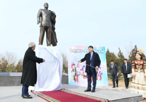 В Туркестане открыли памятник Аднану Мендересу