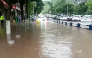 Проливные дожди затопили улицы в городе Китая