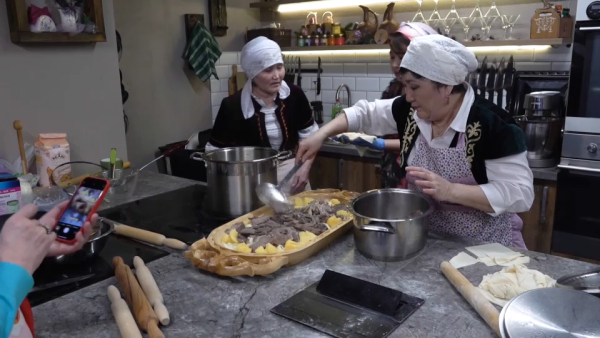 Мастер-класс по приготовлению казахских блюд прошел в Москве