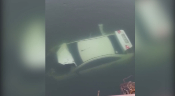 Автомобиль упал в воду в ЗКО: два человека погибли