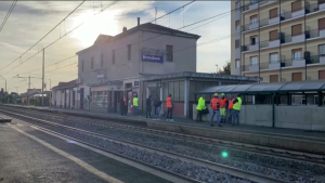 Поезд наехал на железнодорожников в Италии: пять человек погибли