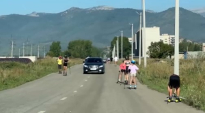 Летние тренировки с опасностью: лыжники и биатлонисты Риддера рискуют жизнью на автомагистралях