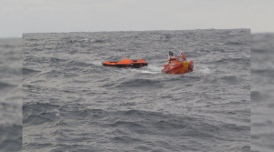 Найдены 12 человек с затонувшего гонконгского судна