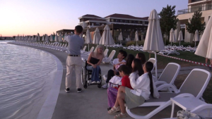 Общественный деятель отвезла детей из малообеспеченных семей на пляж Каспийского моря