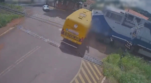Школьный автобус столкнулся с поездом в Бразилии