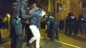 Протестующие столкнулись с полицией во время митинга в Испании