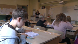 Швеция мектептері қағаз оқулыққа ауысады