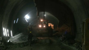 Выживших после обрушения туннеля ищут в Индии