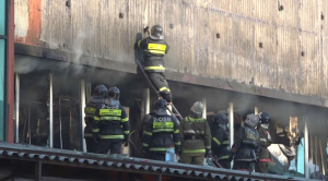 Пожар в торговом центре Семея продолжают тушить