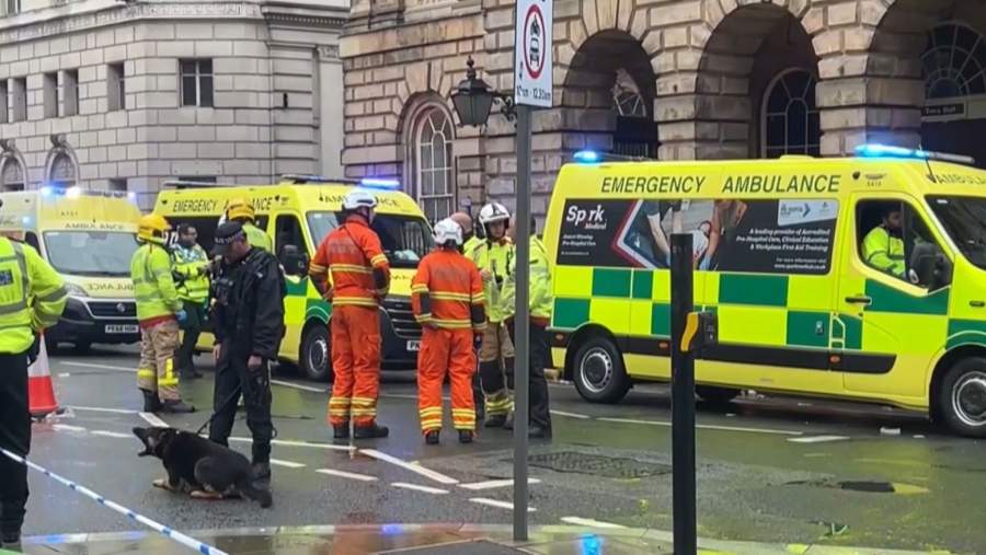 Ливерпульде футбол жанкүйерлерін көлік қағып кетті