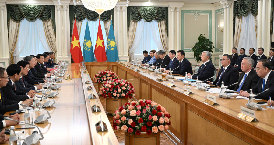 Президент провел переговоры с То Ламом в расширенном формате