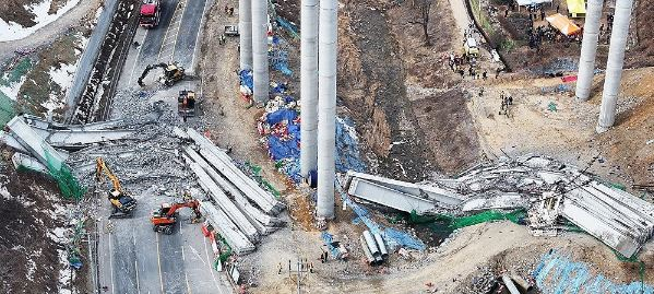 Строящийся мост обрушился в Южной Корее: есть погибшие