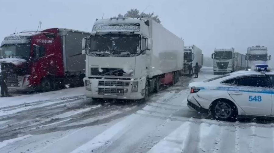 Движение для грузовых машин временно ограничили в Туркестанской области