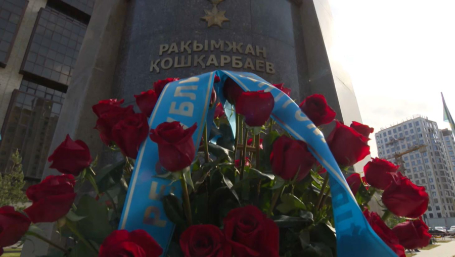 Президент Әкімшілігінің басшысы Р. Қошқарбаев ескерткішіне гүл шоғын қойды
