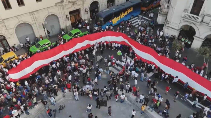 Перуде артистер шеруге шықты