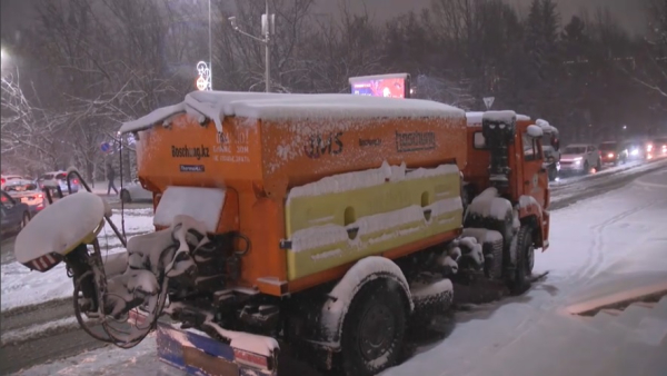 Алматы накрыл мощный снегопад