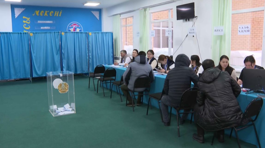 Участок № 380 в Астане принимает первых голосующих