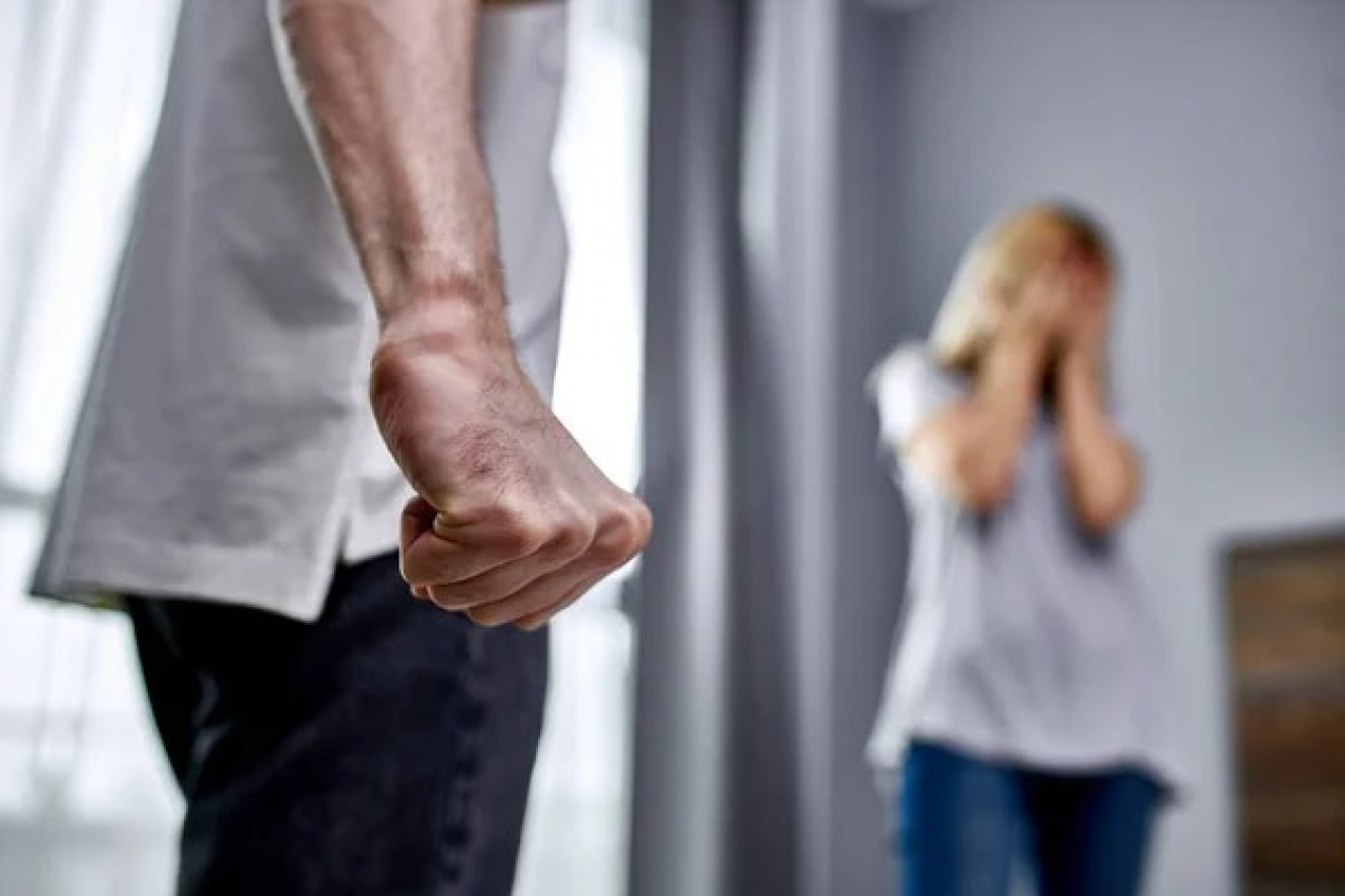 Отбасы құқығын қорғайтын заңгер өз әйеліне зорлық көрсеткен