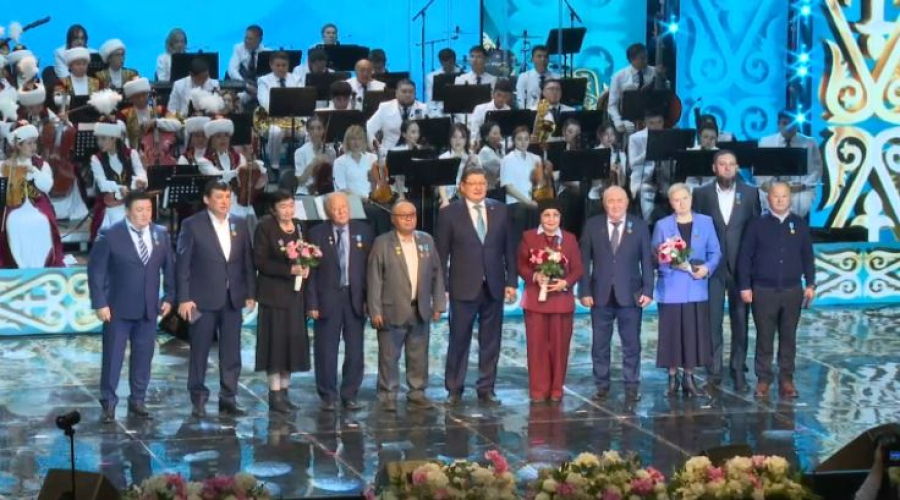 Берик Уали вручил награды активным жителям области Абай