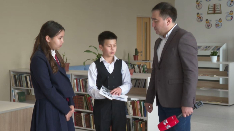 Талапкердегі оқушылар кітаптарды жарыса оқып жүр