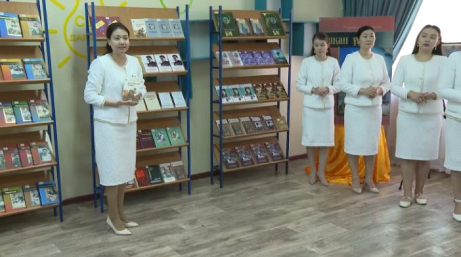 Передвижную книжную выставку к 115-летию Бауыржана Момышулы представили в Таразе