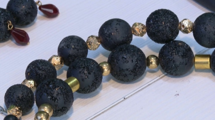 Изящные украшения из угля создает карагандинка