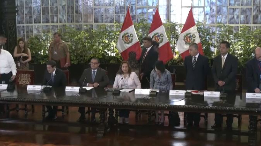 Парламент Перу отстранил президента