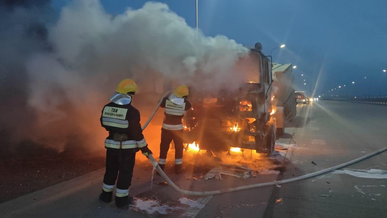 Грузовой автомобиль загорелся на трассе в Темиртау