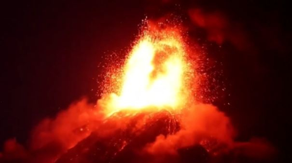 Тысячу человек эвакуировали из-за извержения вулкана в Гватемале