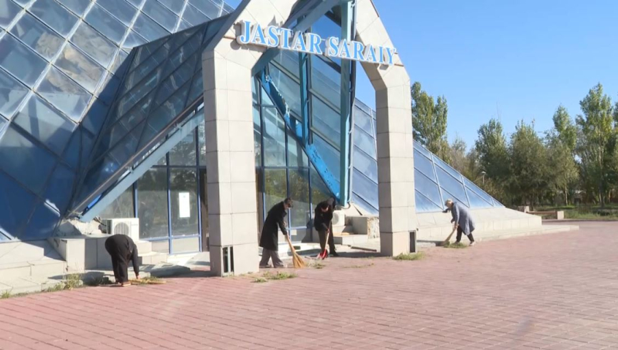 Жезқазғанда еріктілер «Алғашқы құрылысшылар алаңын» тазалады