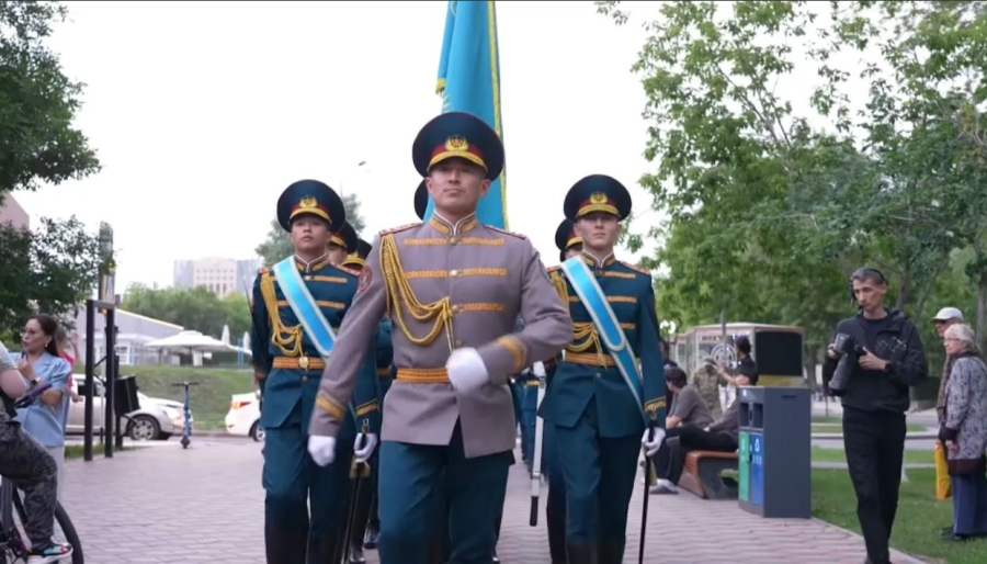 Астанада Ұлттық ұлан сарбаздары Мемлекеттік рәміздер күніне салтанатты шеру өткізді