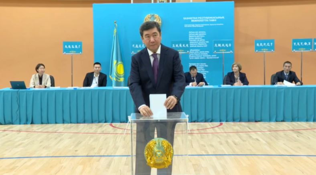 Ерлан Қошанов Құрылтай сайлауында дауыс берді