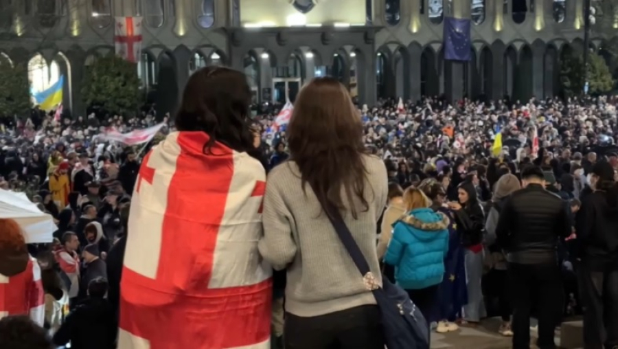 В Тбилиси тысячи человек вышли на антиправительственную акцию