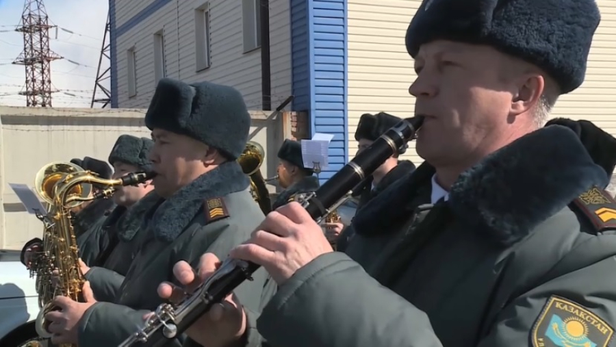 Концерт живой музыки устроили для ветерана из Усть-Каменогорска