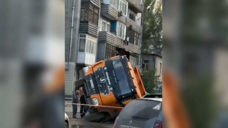 Семейде жүк көлігі шұңқырға түсіп кетті