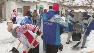 Астанада бір топ волонтер қар тазалауға көмектесті