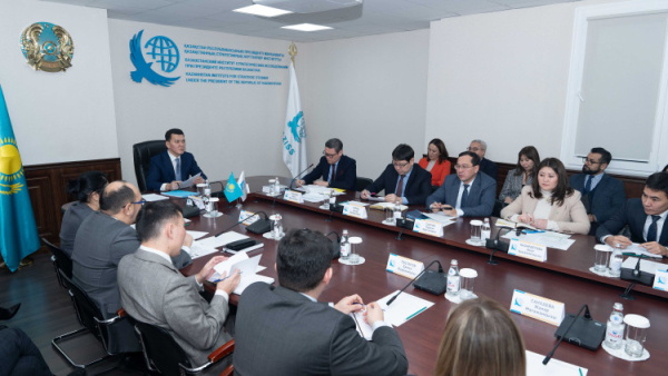 Е. Қарин ҚСЗИ Ғылыми кеңесінің отырысына қатысты