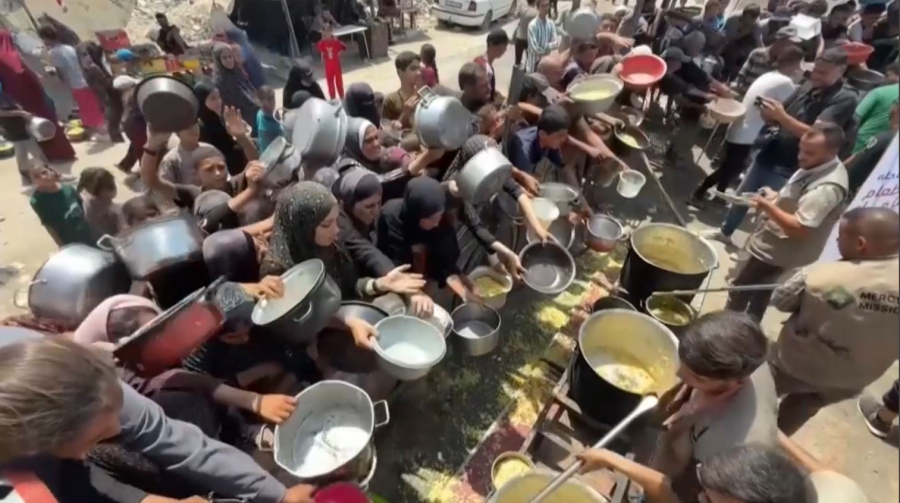 Газа секторының тұрғындары тамақ үшін кезекке тұруға мәжбүр