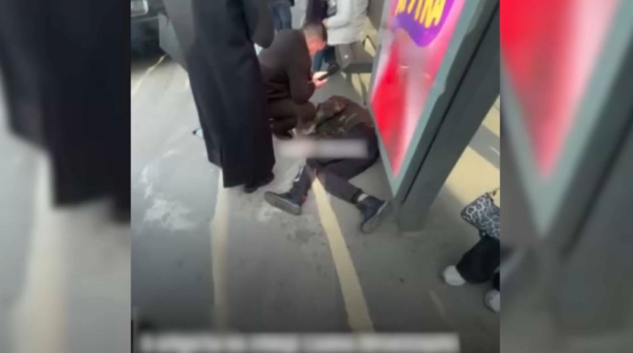 Автомобиль сбил людей на остановке в Алматы