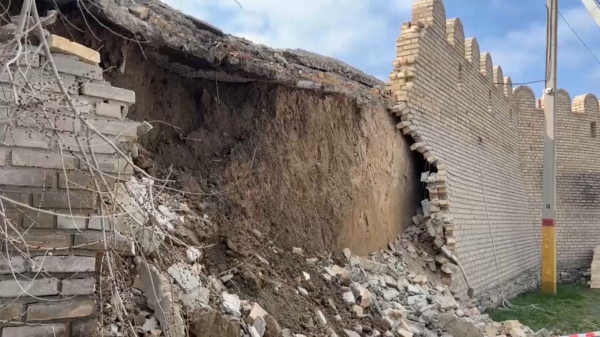 Таразда көне қамал құлап жатыр