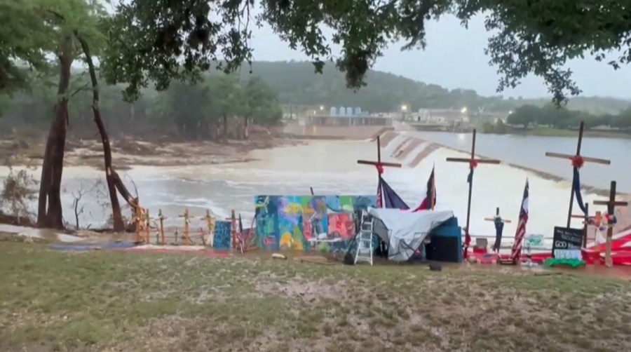 Поиски пропавших без вести приостановили в Техасе