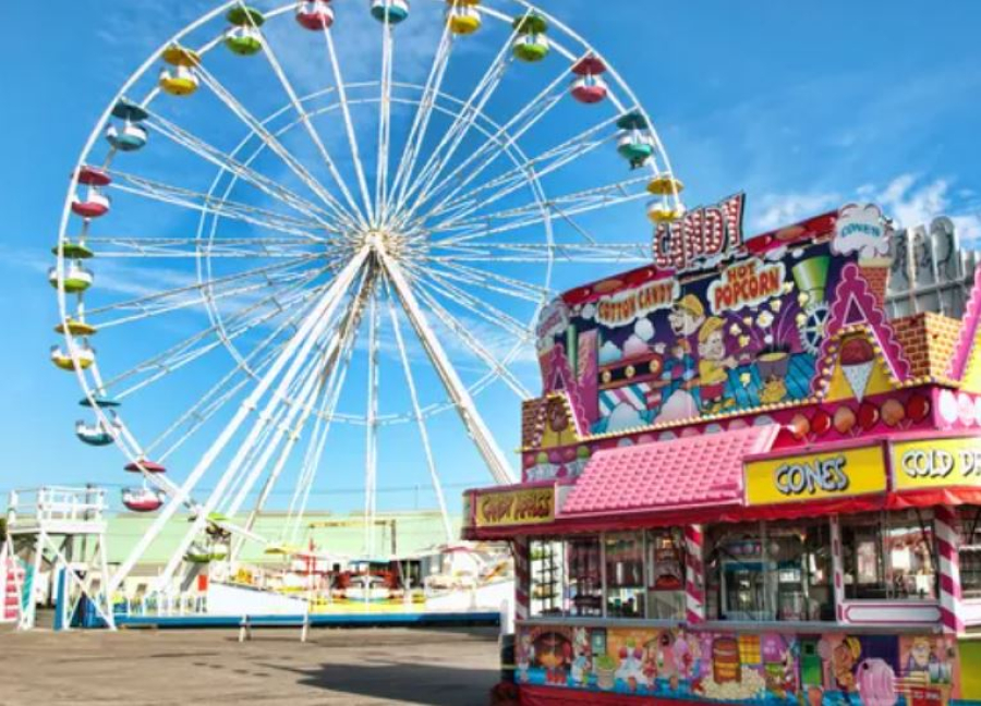 Люди застряли в воздухе на аттракционе в Алматы