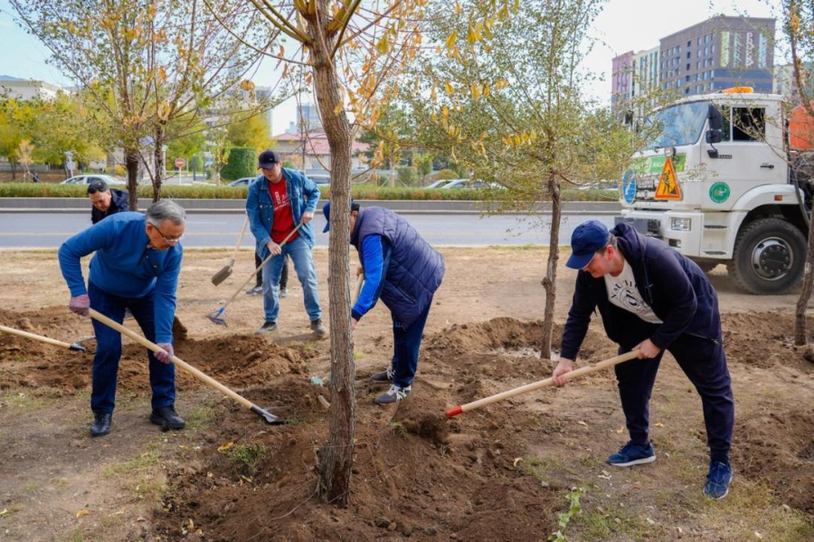Таза Қазақстан: акцию по посадке деревьев провели в столице в День труда