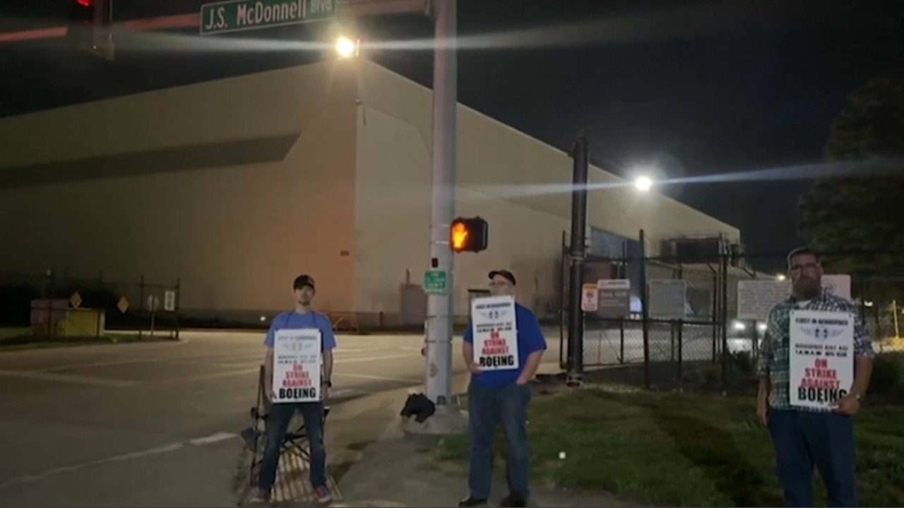 Рабочие трёх заводов Boeing бастуют в США
