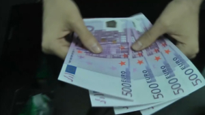 Сбытчиков фальшивых евро экстрадировали в Казахстан из Швеции