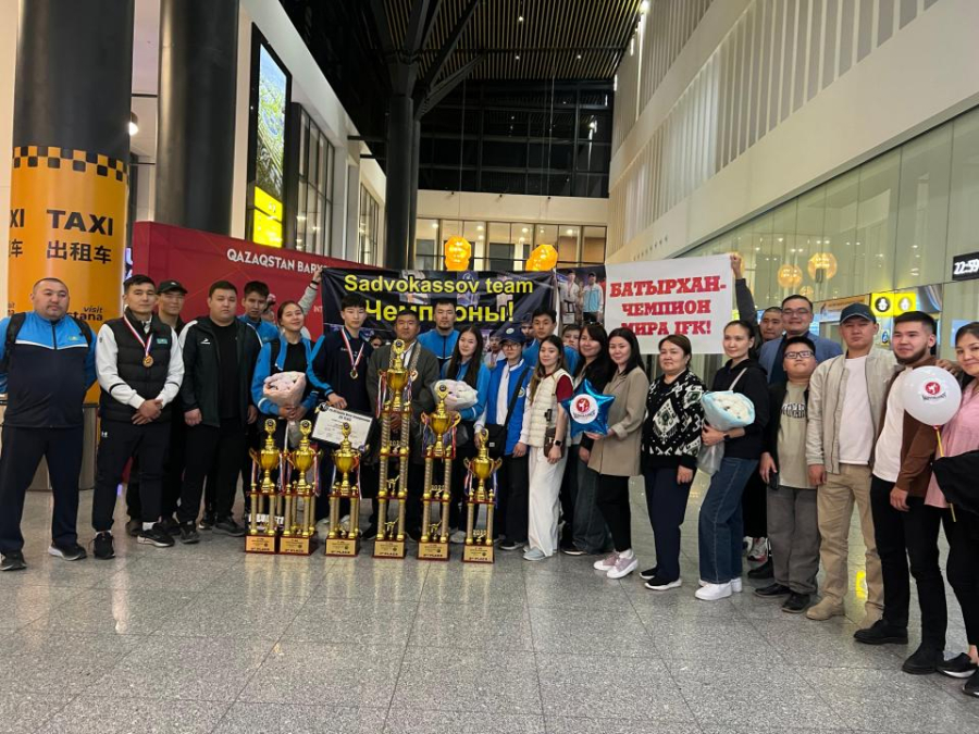 Столичных каратистов встретили в аэропорту после триумфа на чемпионате