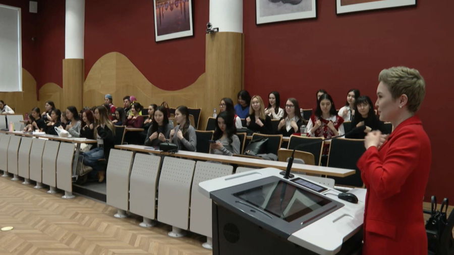 «Хабар» Агенттігінің қызметкерлері студенттерге шеберлік сабағын өткізіп жатыр