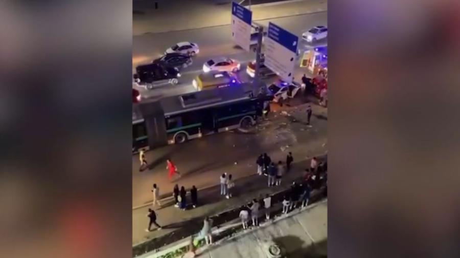 Астанада автобус апатынан үш адам зардап шекті