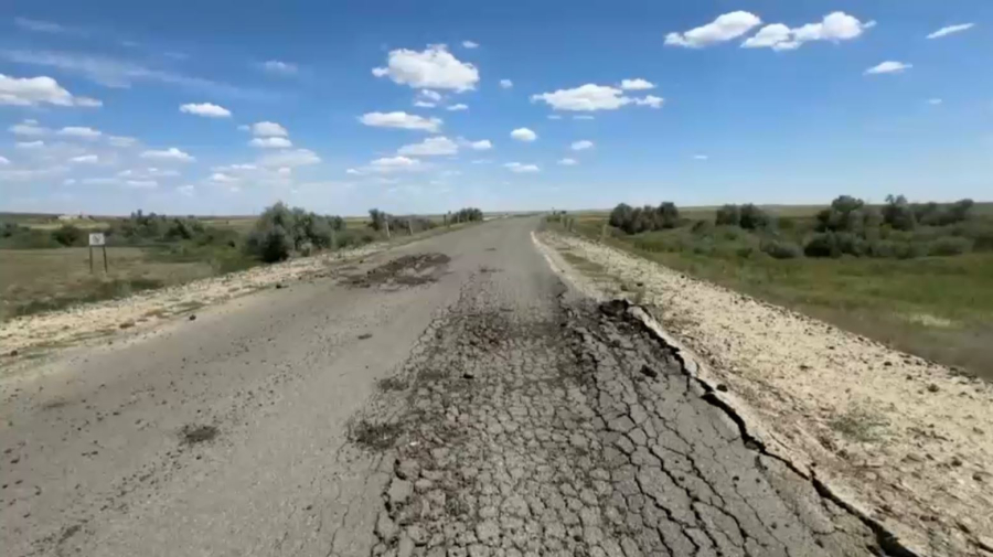 Недавно отремонтированная дорога разрушается в Актюбинской области