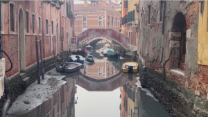 Знаменитые водные каналы Венеции почти высохли